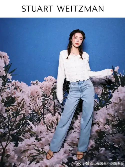 蔡文静与stuartweitzman思缇韦曼# nudistsong #一字带高跟凉鞋,移痧