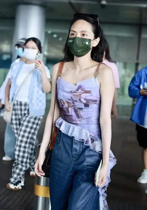 街拍刘惜君身着紫色剪裁吊带潮范儿十足现身北京机场