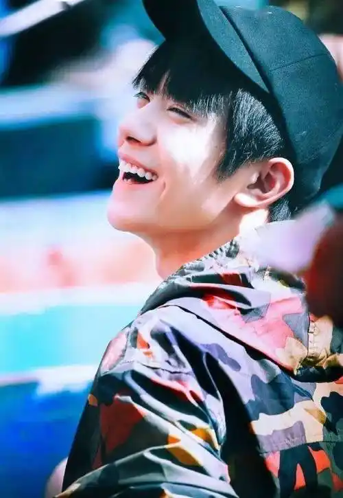 甜到明媚的易烊千玺梨涡浅笑的样子像极了阳光