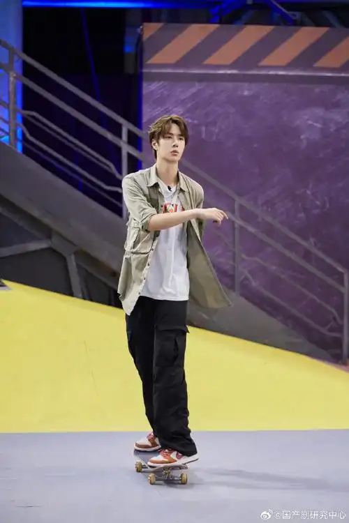 王一博体重只有125斤#天呐,王一博183的身高体重只有125斤,也太柿了