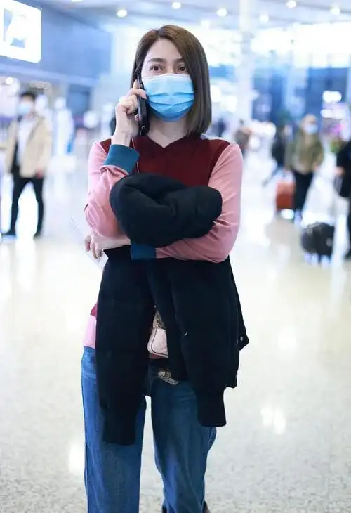 51岁洪欣真显年轻,拼色上衣搭牛仔裤走机场,剪齐肩短发利落减龄