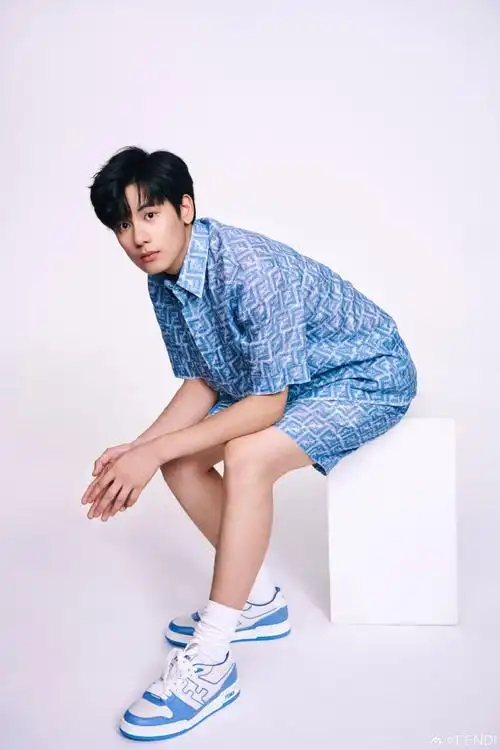 演员胡先煦身着2024夏季系列,搭配fendi match运动鞋,色调清新,一步