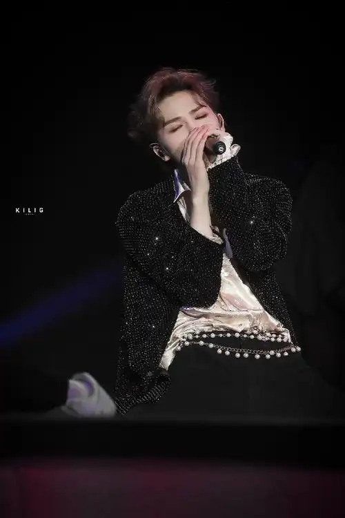 朱正廷新闻210307朱正廷emptyspace舞台变装尽显慵懒随性他还是那个被