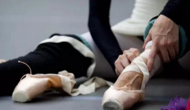 有一种痛叫做芭蕾舞者的脚,看到满脚伤痕,网友:白天鹅不好当