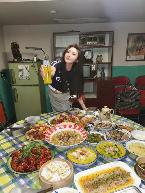 三个女生出去吃夜宵一不小心点了桌席吃吃