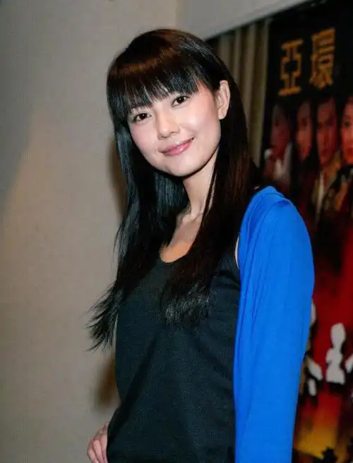 高圆圆14年前旧照齐刘海清纯如水青涩模样惹人心动