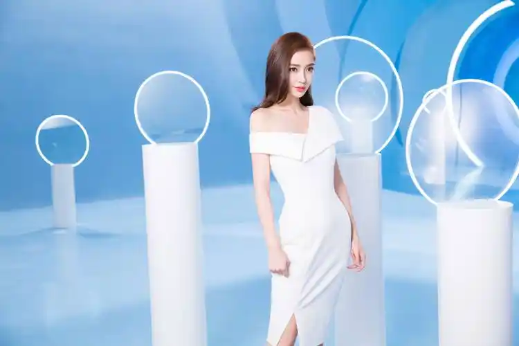 女性穿衣自由:井川里予晒照被指擦边,angelababy泳装照引发热议