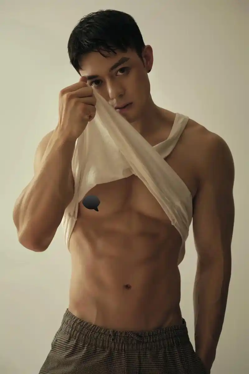 90后小兄弟,狼群的一员.#男生写真 #腹肌 #摄影 #深圳 - 抖音