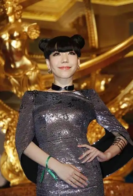 李嘉格的才华和表现力,就如当年的吴莫愁一般,让人眼前一亮.