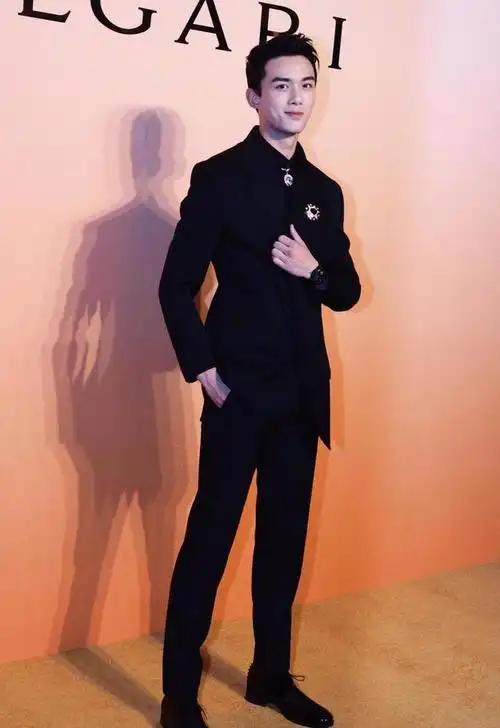 240124 吴磊新照引发网上热议,粉丝爱意满满称赞"绝帅"|演员|西装