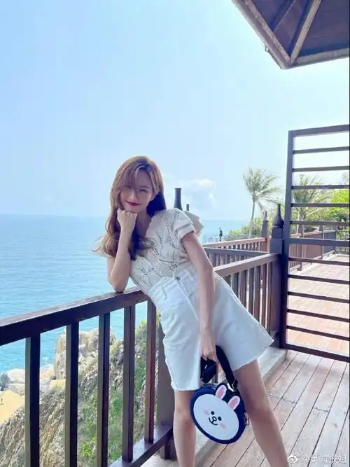 李一桐晒沙滩照