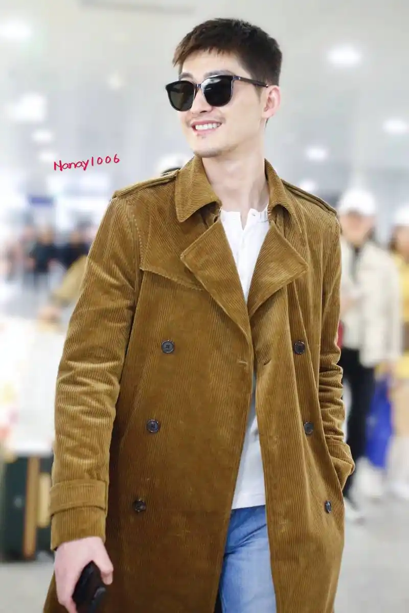 张翰戴墨镜穿棕色长款大衣现身机场,皮肤白皙帅气十足