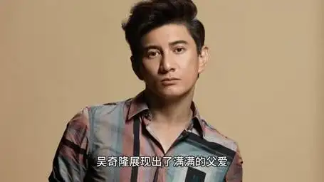 吴奇隆抱娃出行显奶爸本色,步步调皮不肯上车