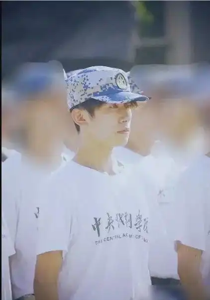 易烊千玺正式参加军训没有被晒黑依旧帅气令人痴迷