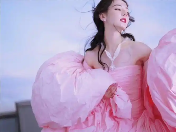 迪丽热巴粉色云朵裙