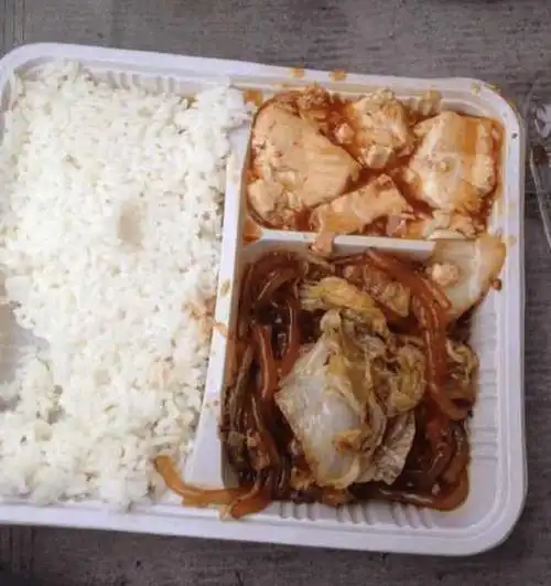 感受一下横店剧组群演5块钱一份的盒饭,看看你能吃下几口