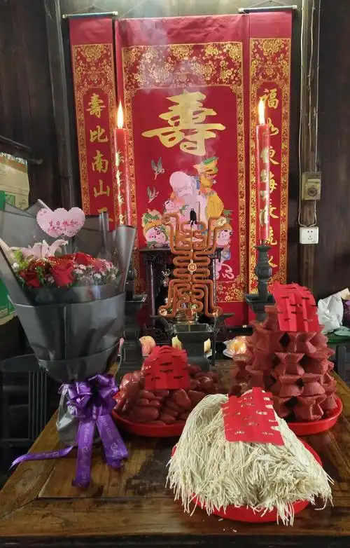 今天是个难忘的日子,一早家里寿堂布置得蛮复古哦