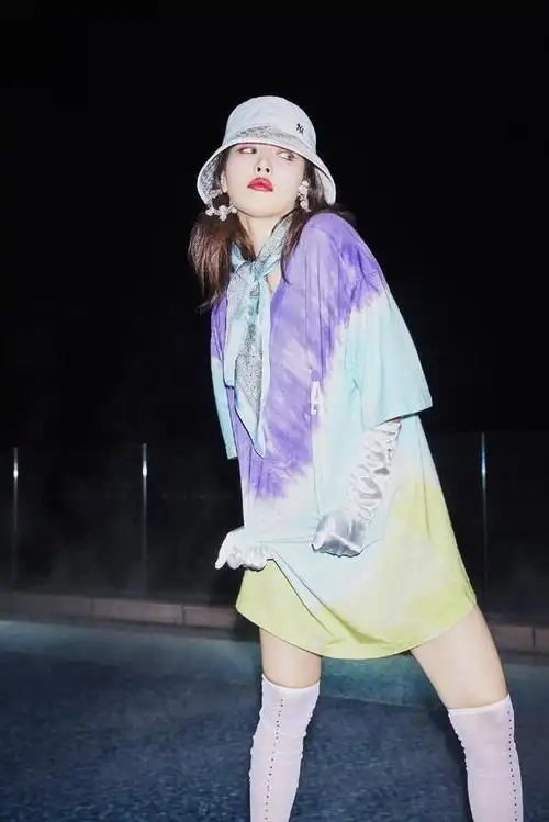 泫雅最新ck广告曝光穿红色内衣套装成性感和纯洁的化身