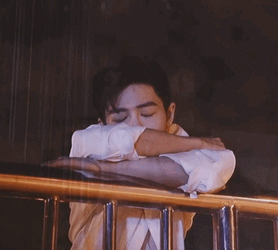 每逢佳节倍思亲~晚风徐徐,一起来听天台的故事~战哥趴着天台的眼神,太