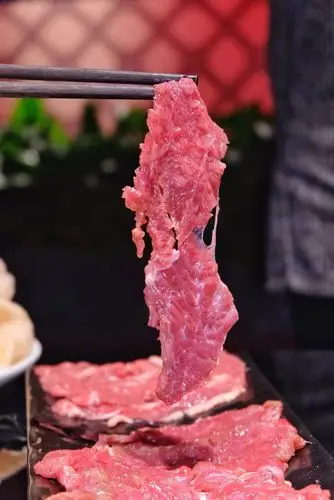 本身的油光,一盘好肉沾在盘上无论如何也不会滑落~鲜切吊龙入口鲜香