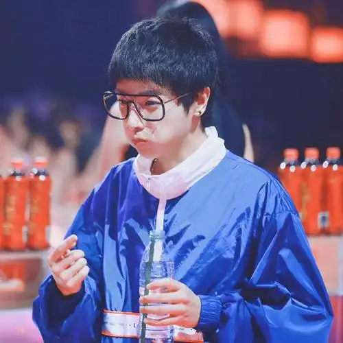 歌王华晨宇,持颜值飒人_短发