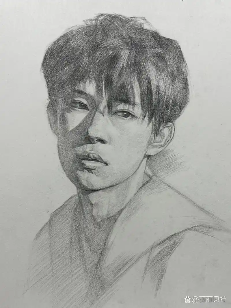 易烊千玺  素描步骤图 千玺真是越看越帅,忍不住再画了一张 这张光影