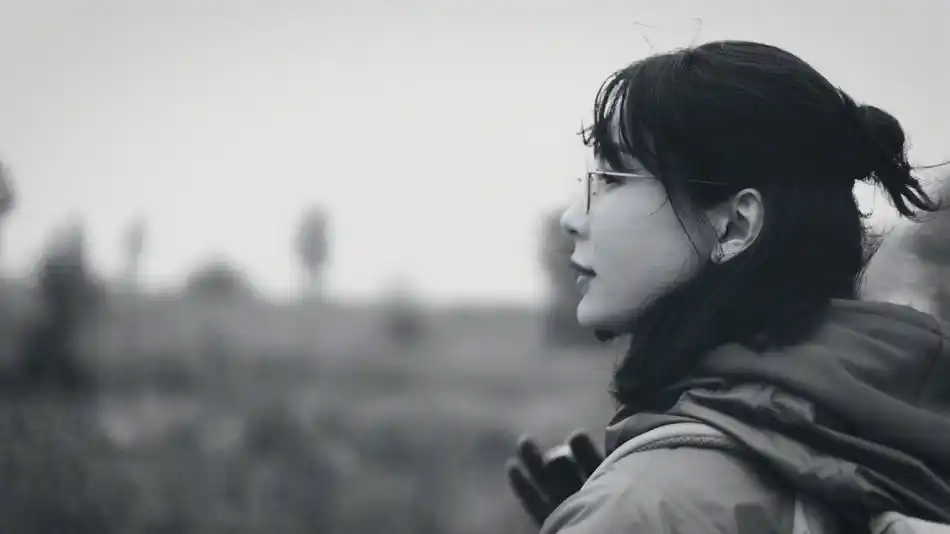 42岁陈数穿冲锋衣阴雨天做公益 戴眼镜扎半丸子头显活力