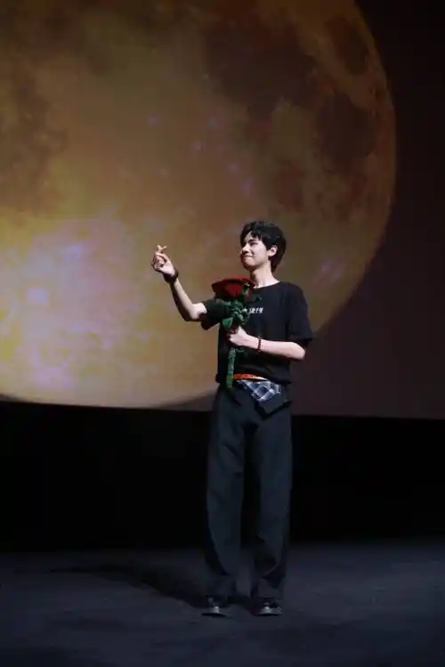 《穿过月亮的旅行》上海路演 胡先煦巡回比心引尖叫