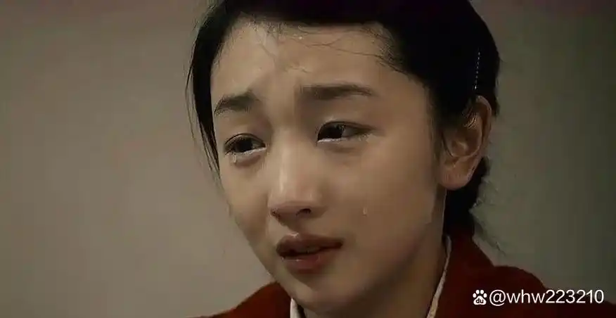 没料到,"忘拉窗帘"事件过去9年,周冬雨就以"这种姿态"呈现