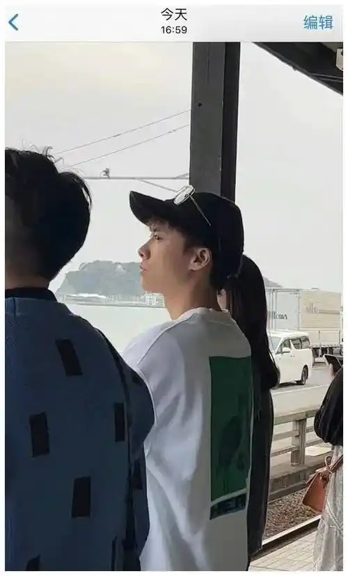 36岁李易峰日本回国生图黑眼圈厚重反差大眼神呆滞全程好冷漠