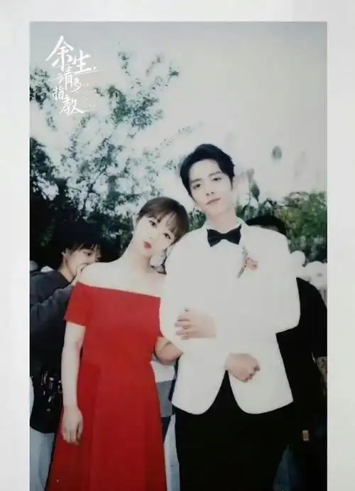 微博之夜肖战身边唯一等的人一直是杨紫,唯一提裙子的人只有杨紫!