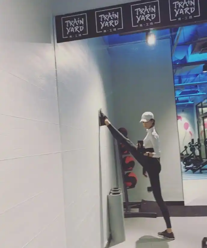 腿王张蓝心晒健身照上演踢腿杀网友一脚能踢到我肩膀上