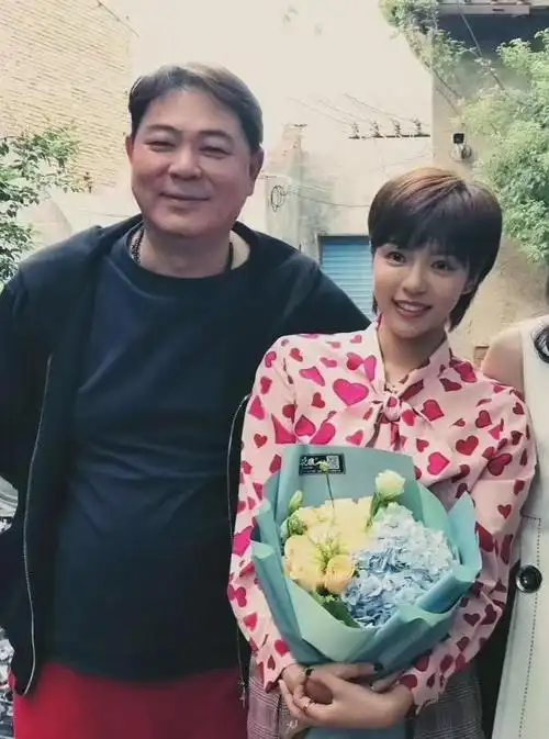 《家有儿女》夏东海好老公人设崩塌!妻子曝光他出轨家暴鱼死网破