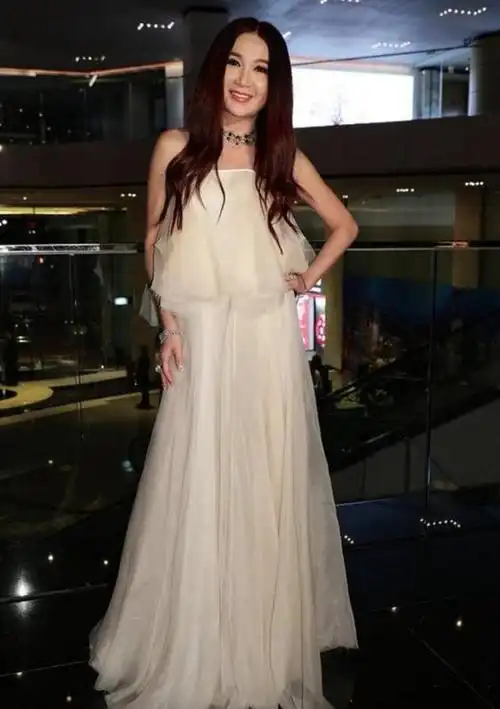 温碧霞年过半百还这么嫩穿鸳鸯波点裙真清新少女身材60后少有