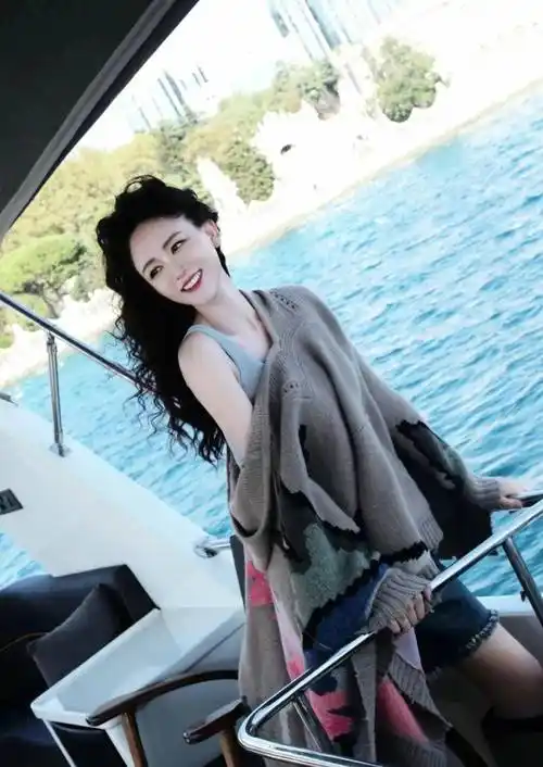 陈乔恩结婚后烫了羊毛卷,穿蓝衣 橘裙去度假,44岁美出新高度_蓝色