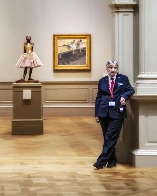 维克多·布雷尔从配色,图案,神态,着装等角度入手,捕