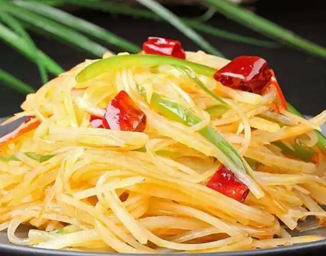 尖椒炒土豆丝清脆爽口色泽鲜艳让人看起来就食欲大增