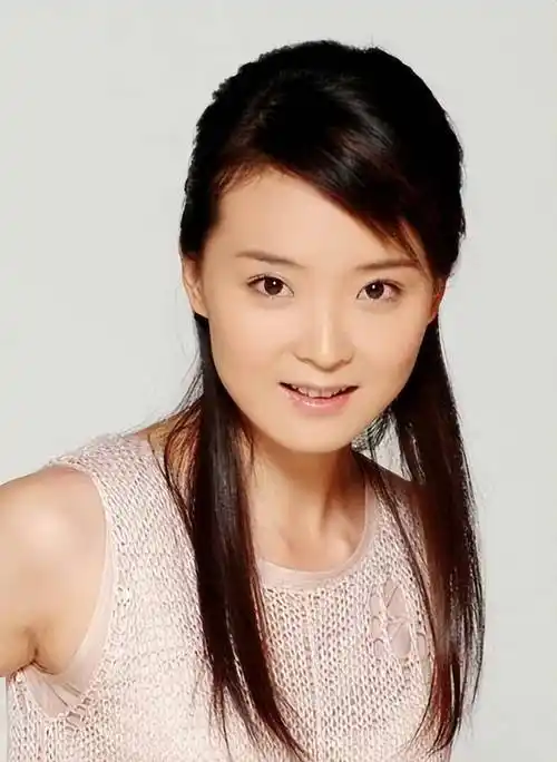 晴格格王艳,47岁复出,青春不再,但气质依然_造型_发型_服饰