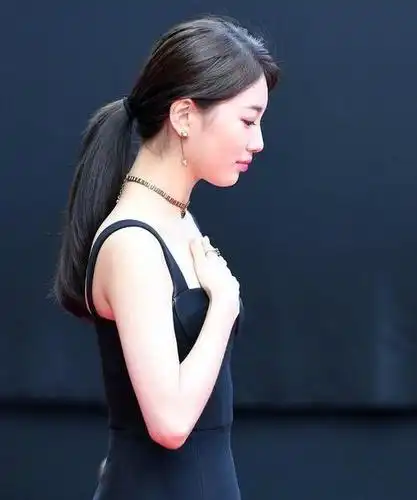 韩国红毯真的好随便,秀智随便扎个马尾就上,幸好颜值还是无敌的