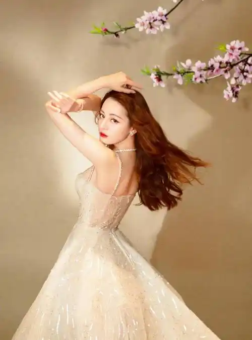 时隔近4个月,迪丽热巴终于营业晒出自拍,闭眼嘟嘴卖萌超可爱_美貌