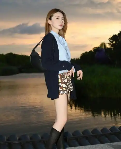 郑恺前女友程晓玥背万元包晒落日余晖照片,身材纤细,比苗苗精致