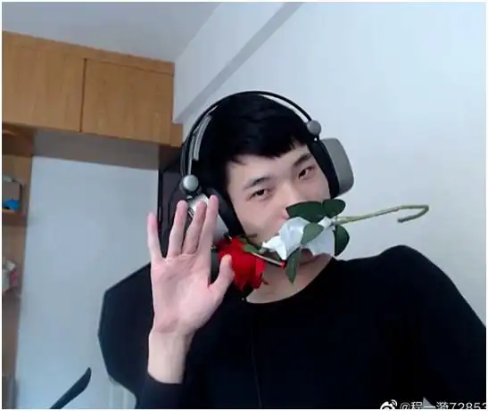 "虎牙猛男杯"鲨鱼呦表演绝活,解说:没见过这样玩的