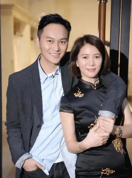 袁咏仪发照片为老公庆生,素颜美成少女,张智霖却被调侃像假人?