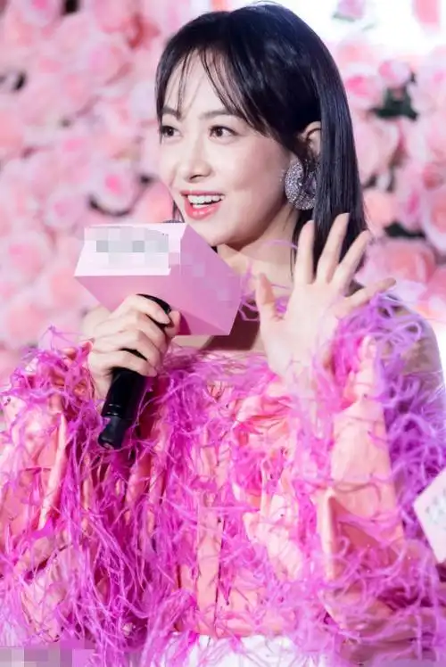 宋茜空气刘海配粉嫩露肩装,锁骨,肩线太美