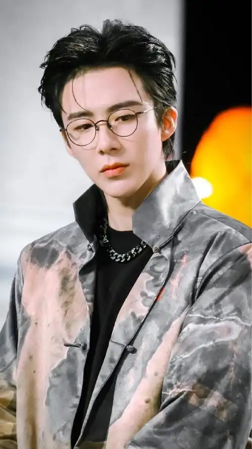 刘宇宁就是帅!就是帅!现代的妆发也帅!