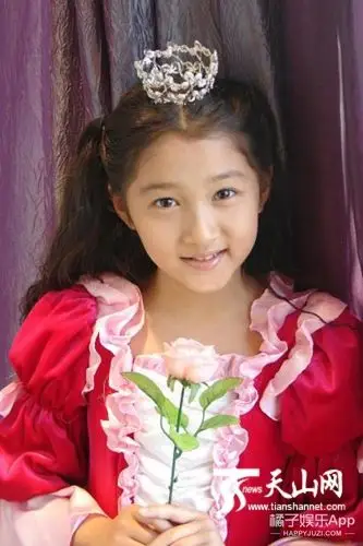 【娱乐快讯】|关晓彤童年照片合集,每一张都超可爱哦!