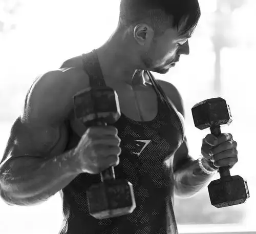 从不练手臂肌肉的人30天的力量训练后会有多大变化