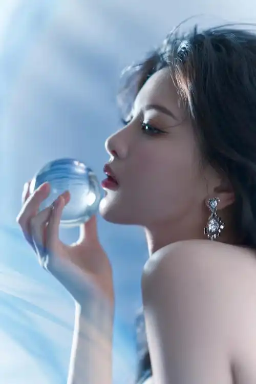 杨超越穿水蓝纱裙精致典雅秀发飘逸气质佳