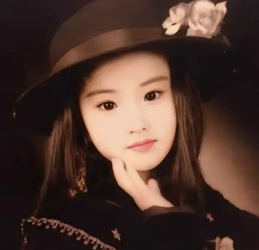 最后一个很多人认不出_小时候_照片_穿着