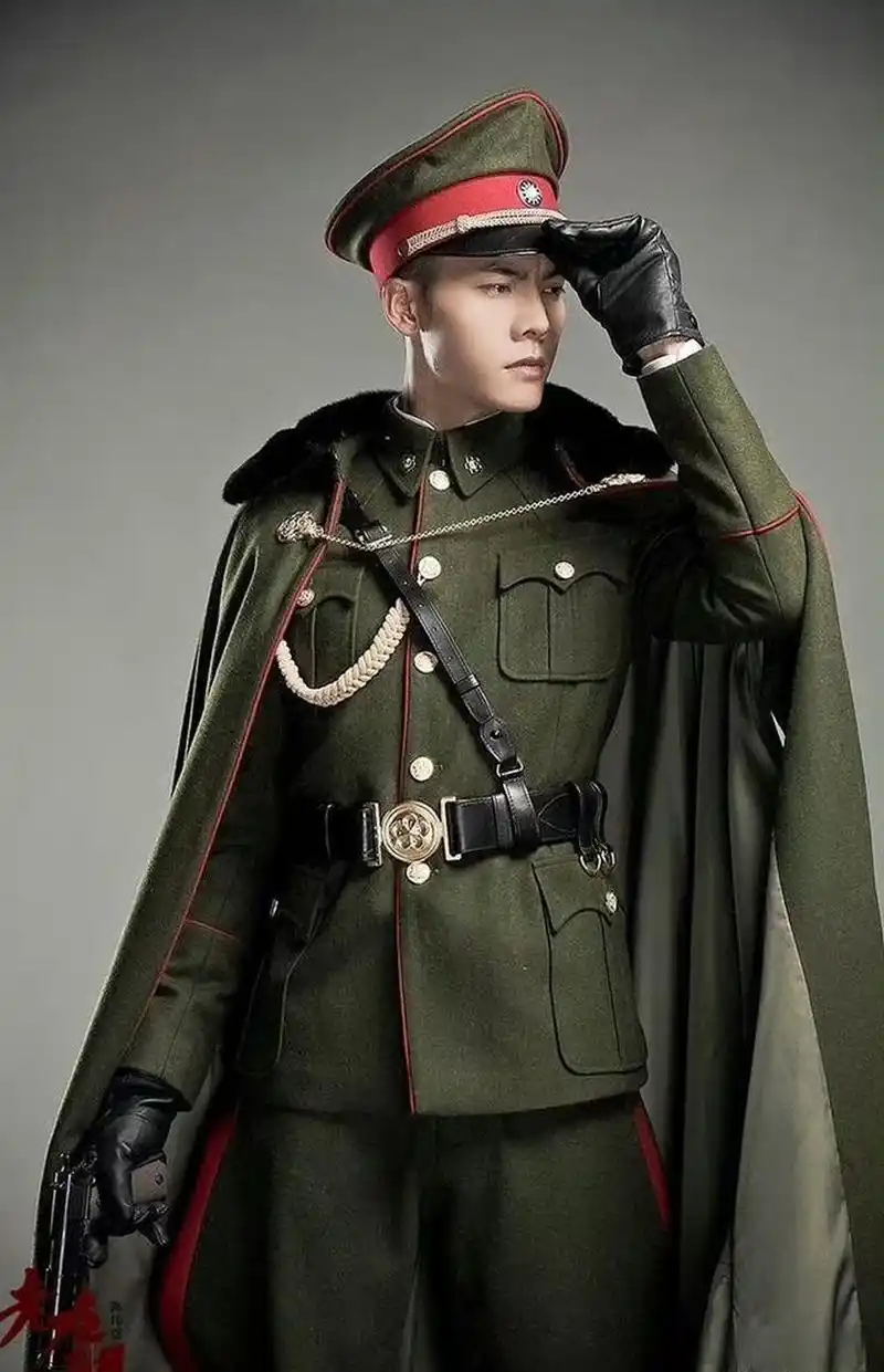 最近看陈伟霆新剧照亮你,每一套消防员造型都好帅!